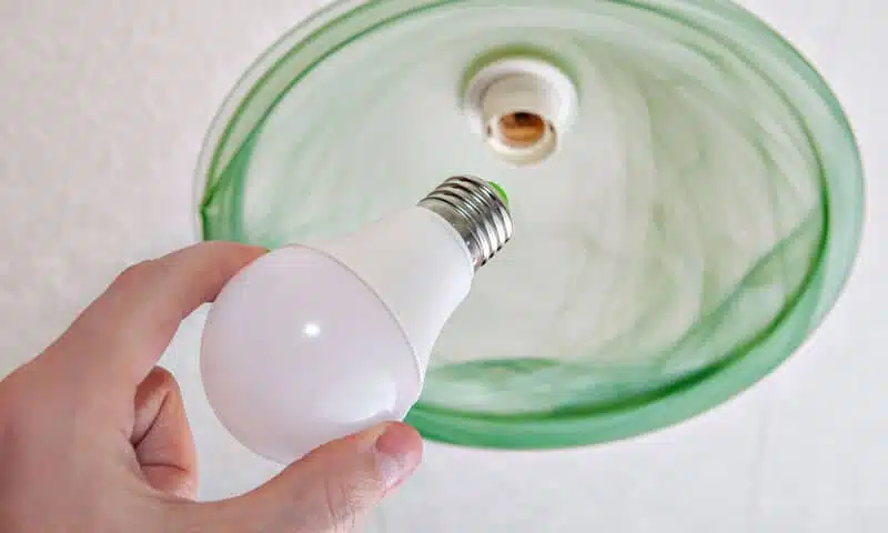 Ampoule LED démontée montrant ses composants
