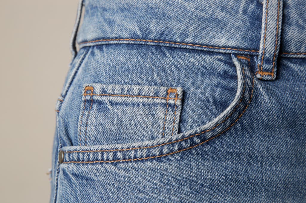 Détail de la petite poche d'un jean en gros plan