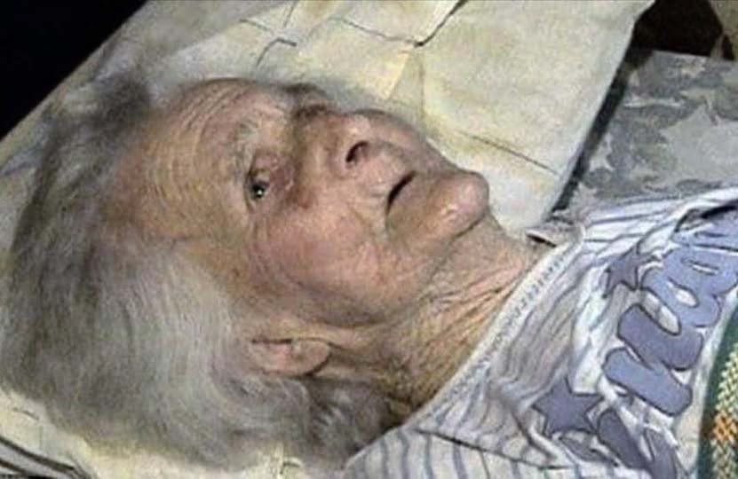 Une mère et son fils partageant un moment complice en maison de retraite