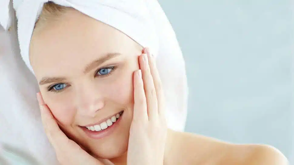 Femme appliquant un masque capillaire