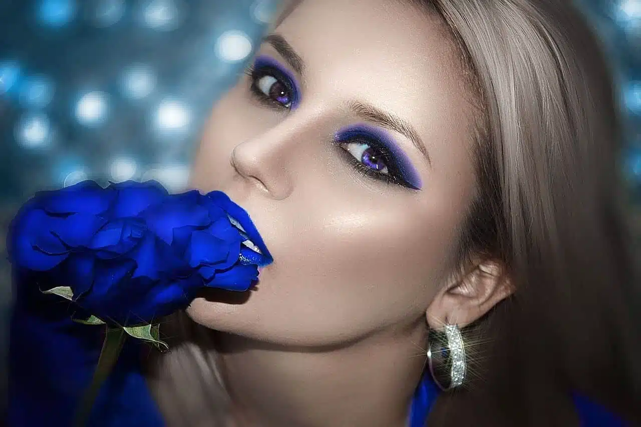 Femme regardant par la fenêtre avec une expression pensive