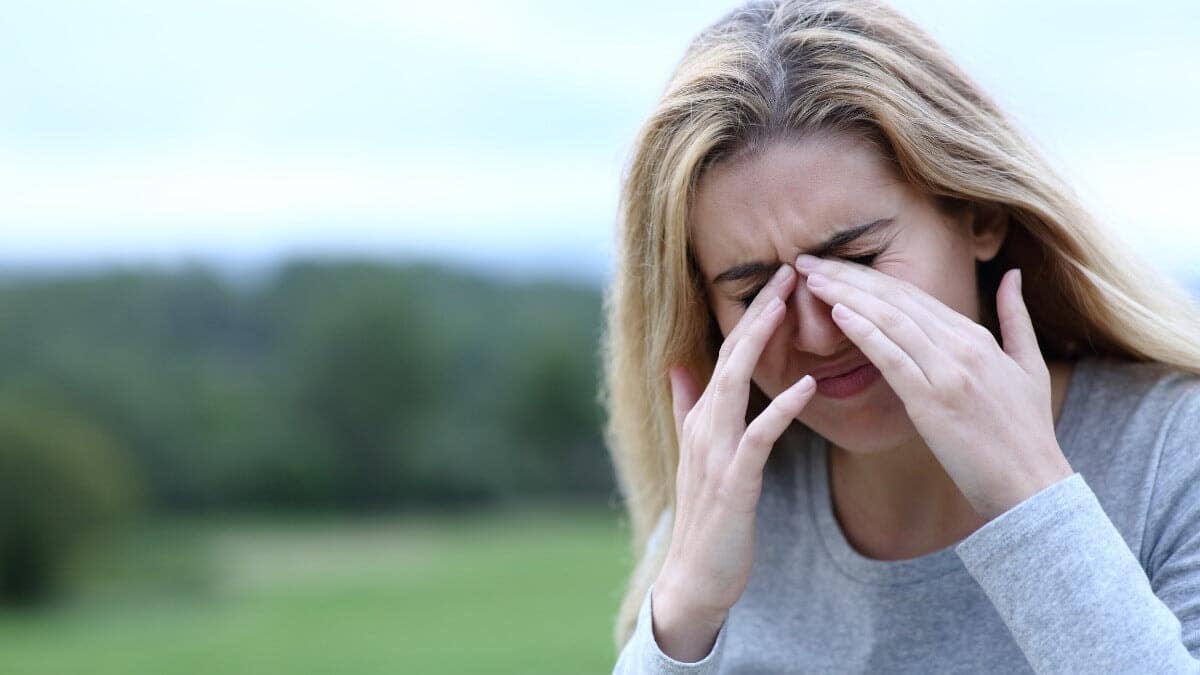 Femme se frottant les yeux irrités