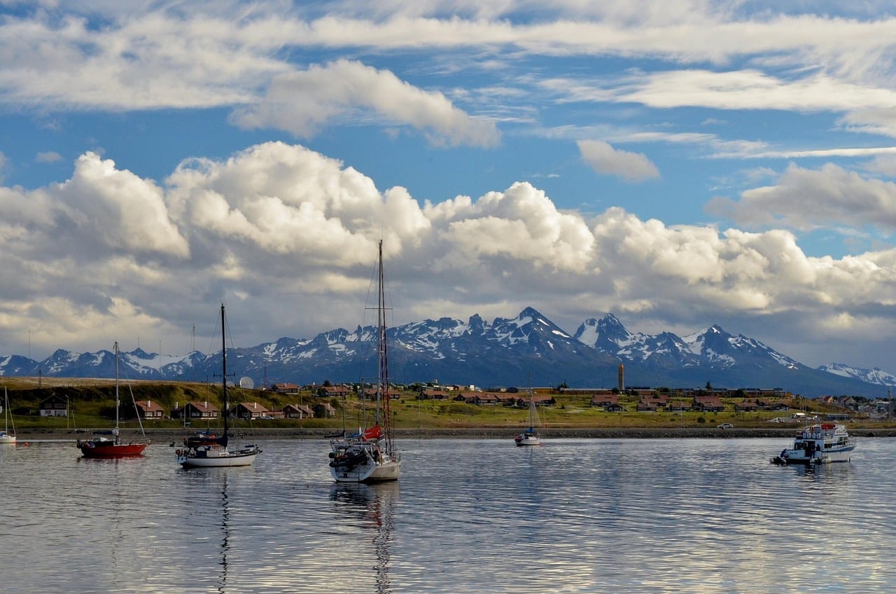 Vue de la ville d'Ushuaia en Argentine, entourée de montagnes