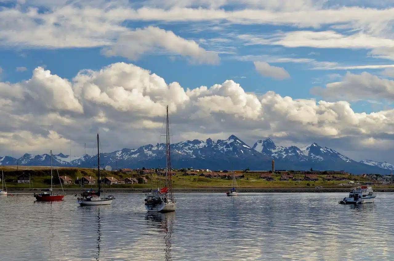 Vue de la ville d'Ushuaia en Argentine, entourée de montagnes
