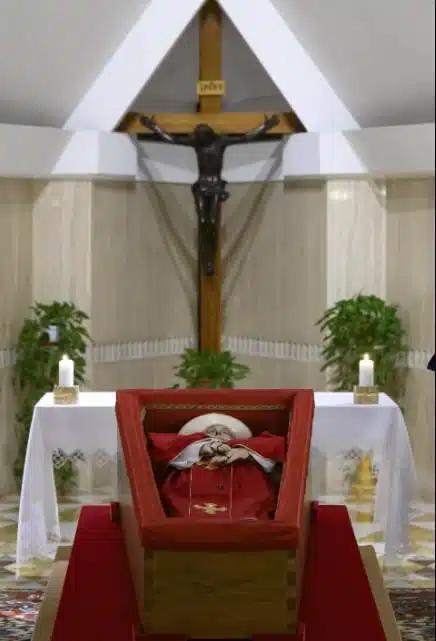 Cercueil modeste du pape François