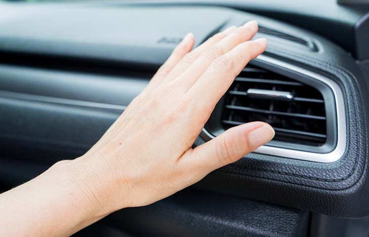 Vérifier le système de climatisation dans la voiture 