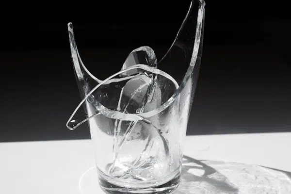 Verre brisé symbolisant la transformation