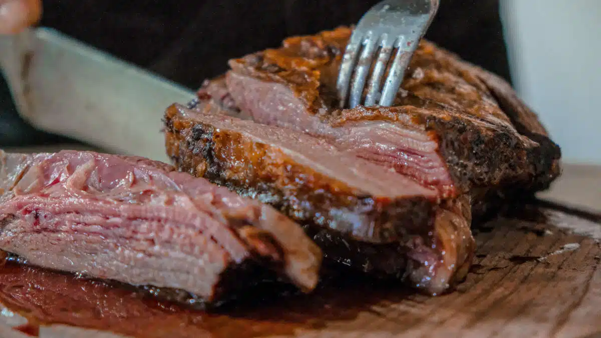 Steak bien cuit dans une poêle