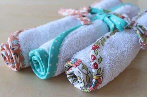 Vieille serviette en tissu roulée, prête à être transformée