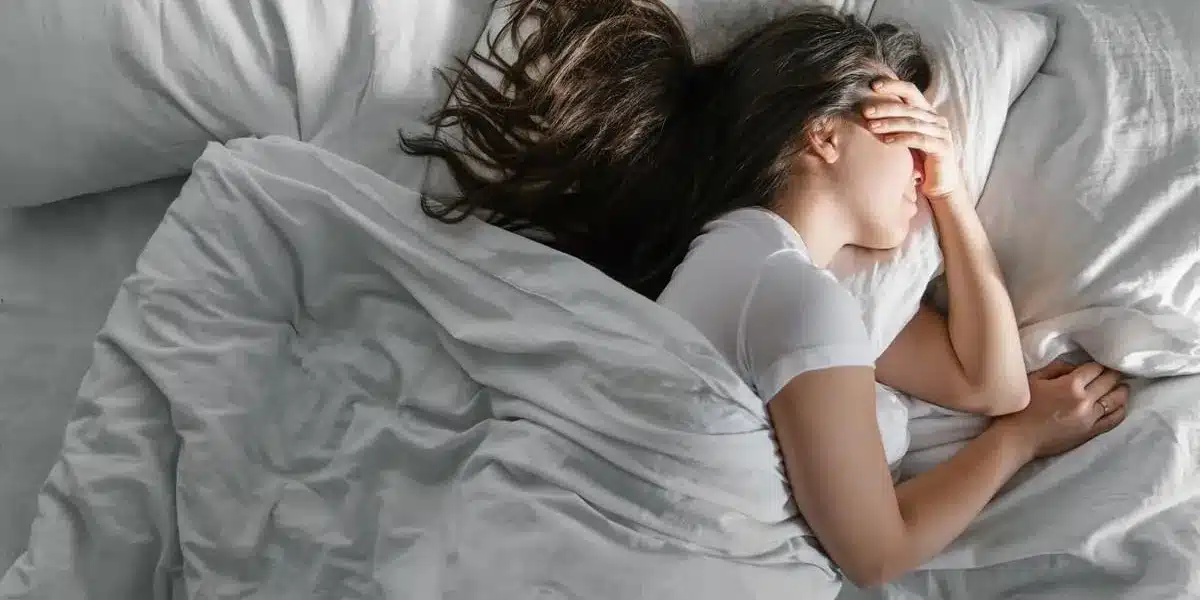 Détail sur l'alignement de la colonne vertébrale avec un oreiller adapté