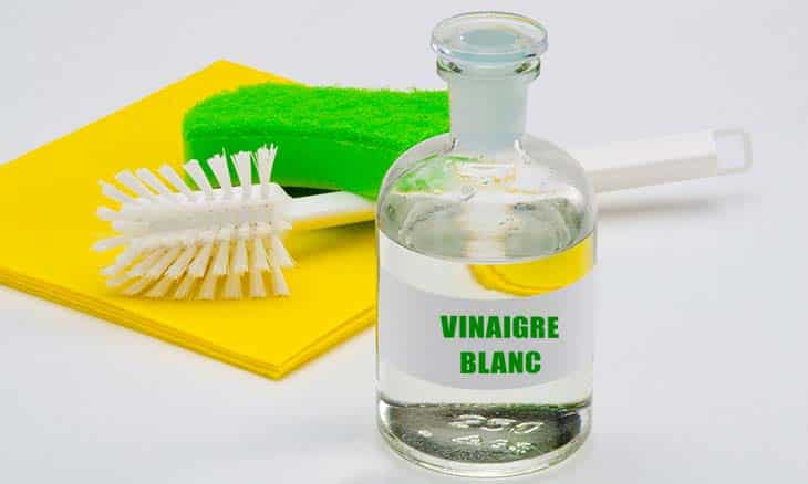 Flacon de vinaigre blanc et chiffon microfibre pour le ménage