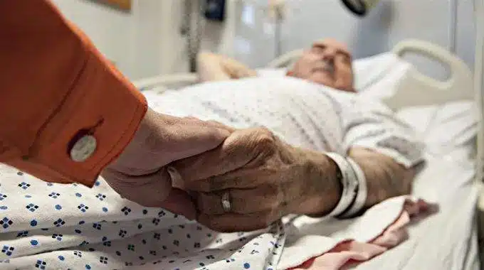 Main d'une personne âgée tenue avec tendresse