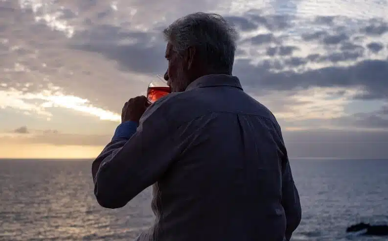Homme mature contemplatif
