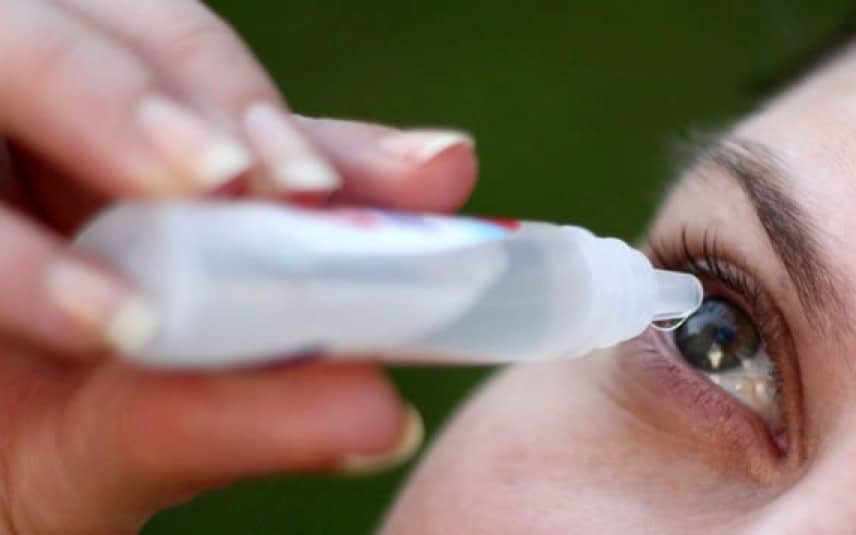 Femme nettoyant ses yeux