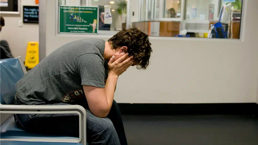 Salle d'attente moderne et accueillante dans un établissement pour seniors