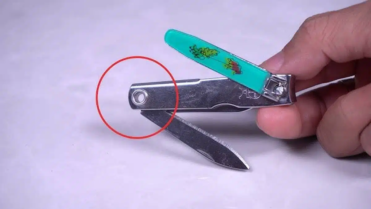 Utilisation astucieuse du trou du coupe-ongles