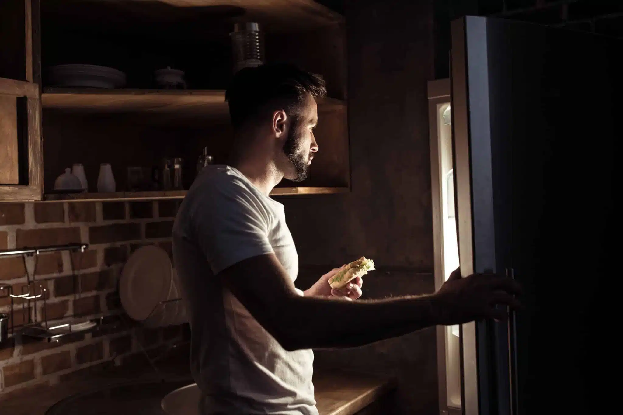 Homme évitant de manger tard le soir